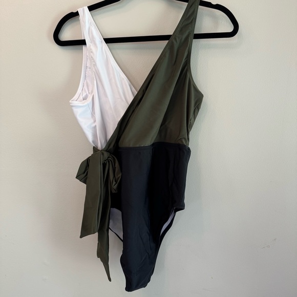 Two-Tone‎ One-Shoulder Swimsuit - Picture 1 of 4